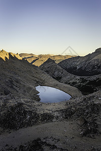 安第斯山脉湖景图片