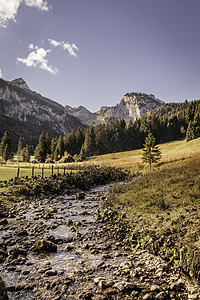 德国巴伐利亚河谷和山的景观图片