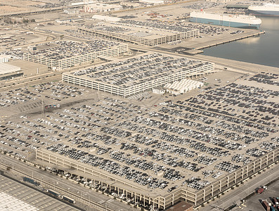 西班牙巴塞罗那港口停车场和泊汽的更高视图图片