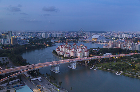 新加坡东南亚黄昏时段高速公路桥和寓楼开发图片