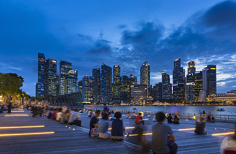 东南亚新加坡黄昏时分游客们从海滨看城市天际线图片