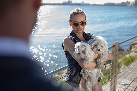 海边栈道抱着狗的女人图片