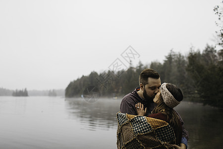 一对情侣湖边拥抱接吻图片