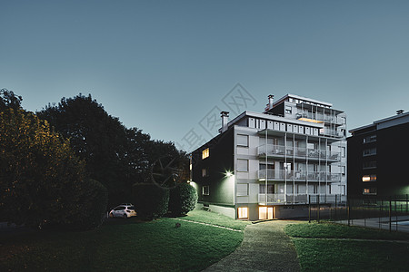 法国罗纳阿尔卑斯山尚贝里黄昏公寓楼图片