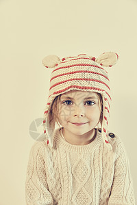 戴条纹针织帽的女孩图片