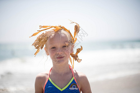头上戴着海草的女孩在佛罗里达命运号海滩上图片