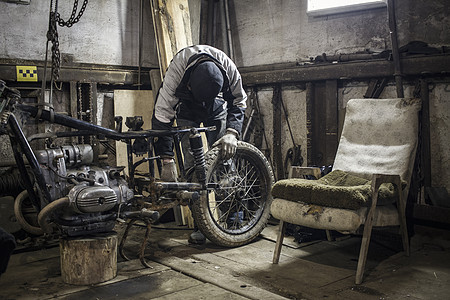 车间用被拆卸的老式摩托车调整轮机械图片
