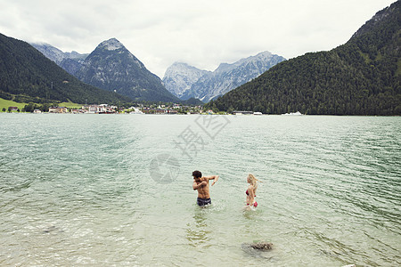 爱他美深水中几条腰部AchenseeInnsbruckTirool奥地利欧洲背景