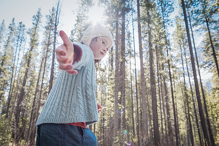 加拿大艾伯塔省加拿大艾伯塔森林中戴帽子的女孩图片