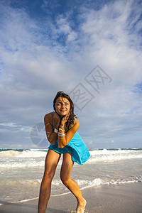 在墨西哥金塔纳罗奥的图勒姆海滩玩的美女图片