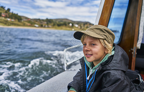 秘鲁普诺从海上摩托艇上向外望的男孩图片