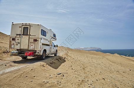 停在智利圣佩德罗德阿塔卡马沙漠土路上的露营车图片