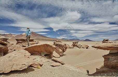 站在岩石上看风景的妇女比亚阿洛塔波托西玻利维亚南美洲图片