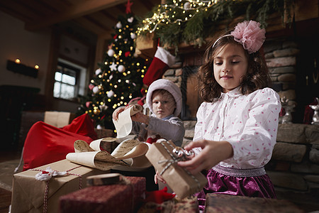 小女孩和小男孩准备拆圣诞礼物图片