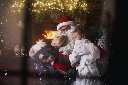 圣诞老人在壁炉旁边拥抱小孩图片