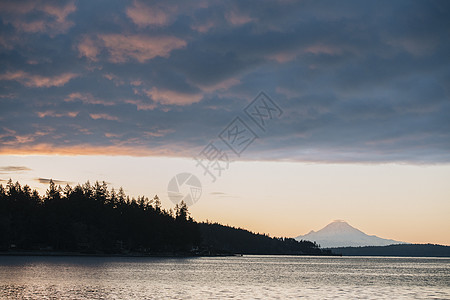 华夫班特日落时的普吉湾班布里奇背景