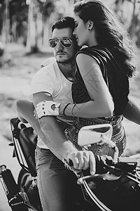 摩托车上抱在一起的年轻情侣泰国图片