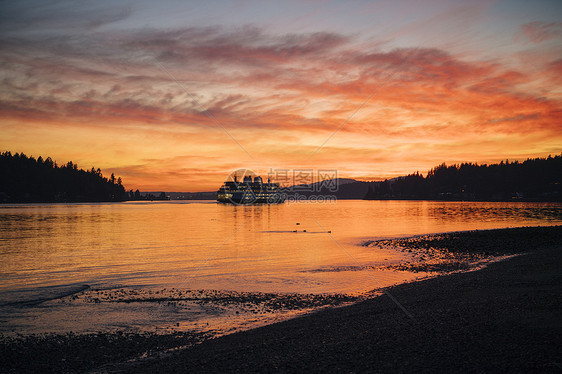 日落时在河上的渡轮美国华盛顿图片