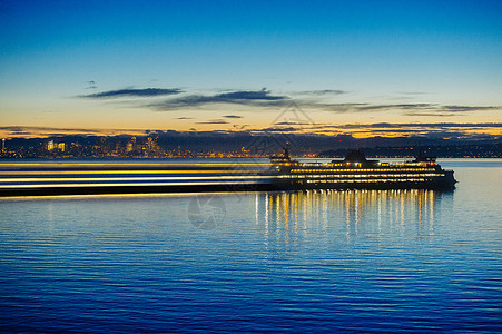 日落时在美国华盛顿河上的渡轮图片