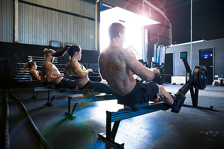 健身房一群人使用划船机锻炼图片