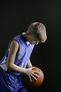 男孩打篮球背景