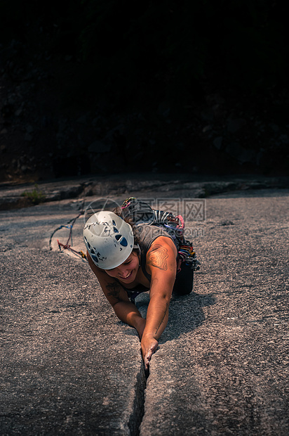 加拿大斯夸米什酋的攀岩的女人图片