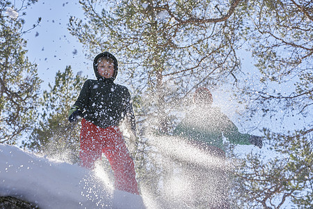 两个男孩在滑雪图片