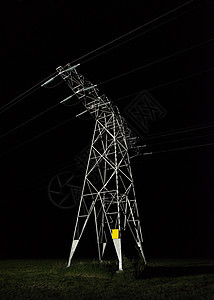 夜间的电源塔图片