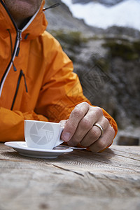 徒步旅行者一边喝咖啡一边放松图片