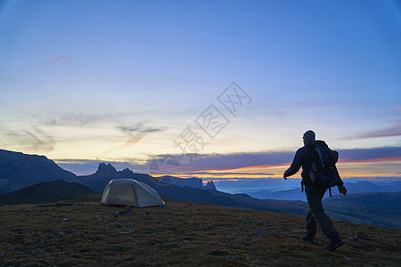 意大利卡纳泽特伦蒂诺阿尔托迪格走向帐篷的登山者图片
