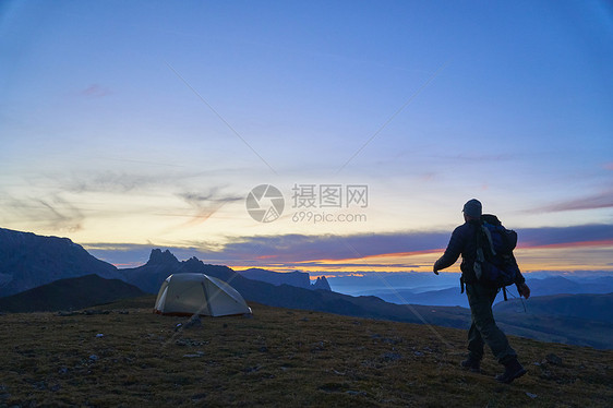 意大利卡纳泽特伦蒂诺阿尔托迪格走向帐篷的登山者图片