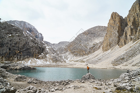 意大利卡纳泽特伦蒂诺阿尔托迪埃湖边的登山者在看风景图片