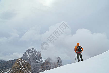 意大利卡纳泽特伦蒂诺阿尔托迪格远望的登山者图片