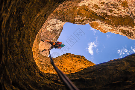 美国俄勒冈州特尔邦史密斯洛克州立公园的攀岩者图片