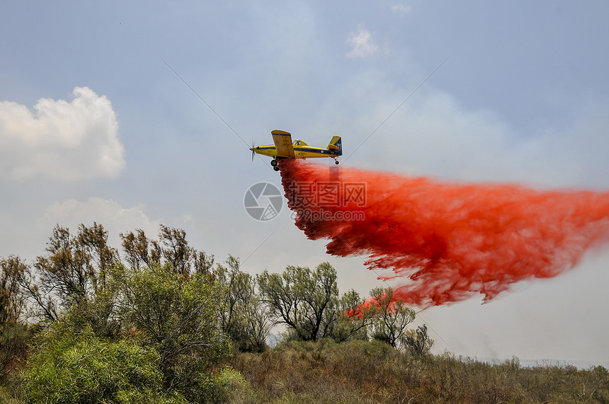 从加沙起飞的巴勒斯坦风筝点燃了以色列的农田和农作物飞机向大火投掷阻燃剂2018年7月13日以色列巴勒斯坦加沙边界图片