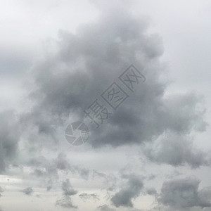天空中的灰云图片
