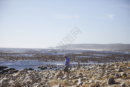 参观南非西开普市敦海滩的石礁游客图片