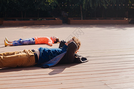 情侣在木甲板上放松图片