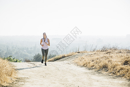 女人在山顶上慢跑图片