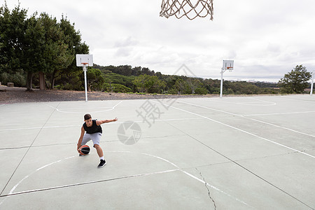 男生少篮球运动员在圈附近用练图片
