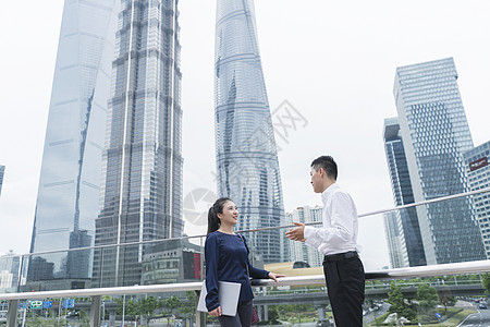 上海市金融区站着聊天的青年男女商人图片