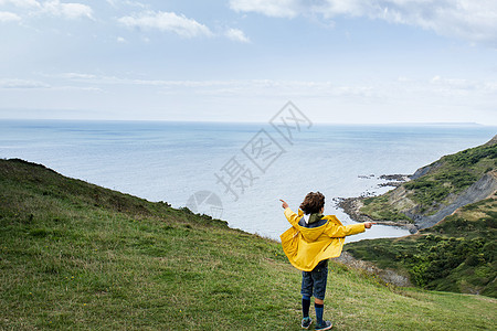 在悬崖顶看海的男孩伯恩茅斯联合王国伯恩茅斯图片