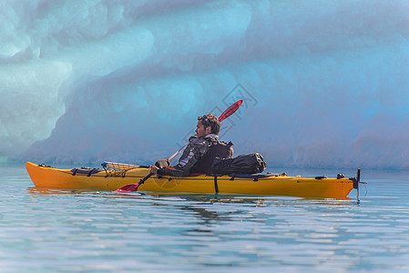格陵兰维斯格罗兰纳尔萨克冰川附近的男子在划皮划艇图片