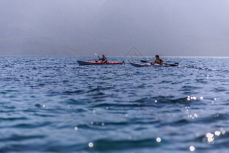 加拿大约翰斯通海峡湖面的划皮艇的朋友图片