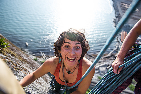 加拿大马拉穆特斯夸米什的攀岩者看着镜头微笑图片