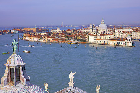 Giudecca运河与意大利维尼托威斯SanGiorgioMaggiore教堂塔的城市风景高度角图片
