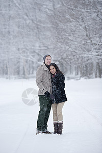 雪覆盖森林的罗马年轻夫妇肖像加拿大安略省图片