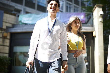 离开大学校园的年轻男女学生图片