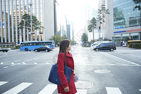 韩国首尔市过马路的女人图片