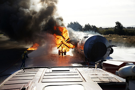 消防员向着火的飞机喷水联合王国达林顿图片